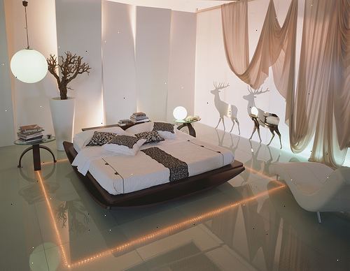 Hoe maak je een romantische massage geven. Leg een handdoek op het bed.