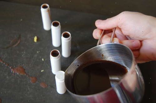 Hoe te cacao lippenbalsem maken. Selecteer een cacaodrank poeder van uw favoriete milkshake smaak.