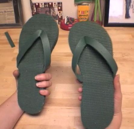 Hoe maak je slippers van een yogamat. Identificeer de twee kanten, geweven en glad.
