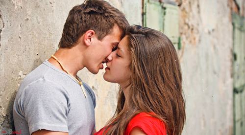 Hoe je vriendje te kussen voor de eerste keer. Praten.