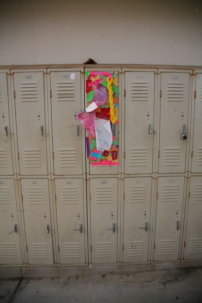 Hoe je iemand 's kastje voor hun verjaardag te versieren. Zorg ervoor dat uw school kunt u iemands locker te versieren.